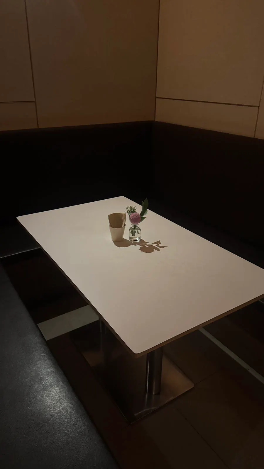 은은한 조명이 켜진 각 서울 테이블석