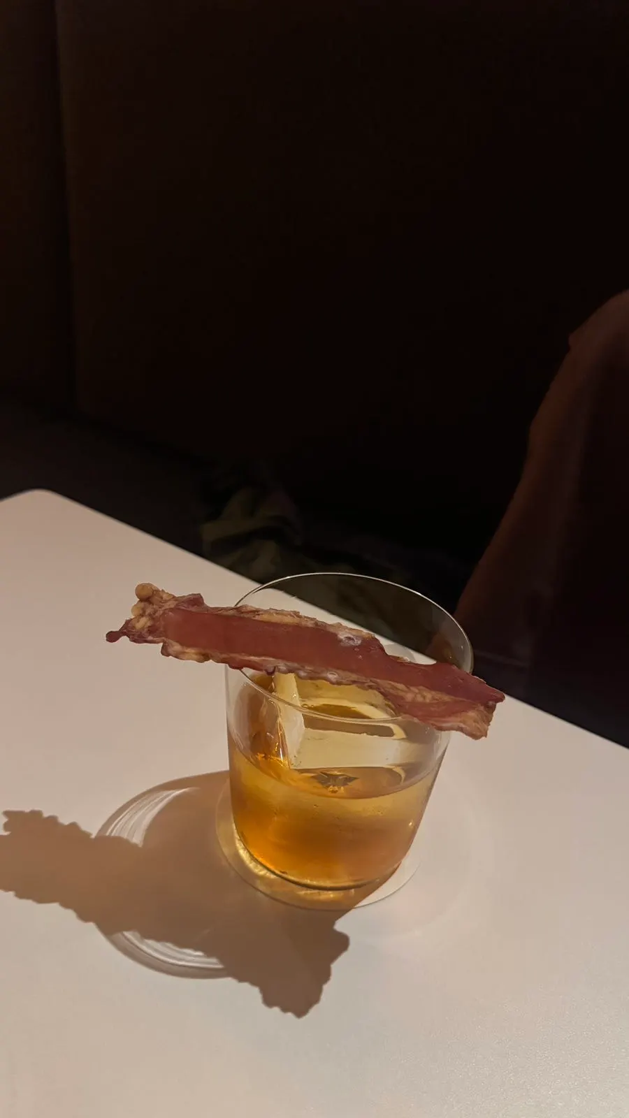 베이컨이 올라간 각 올드 패션드 클로즈업