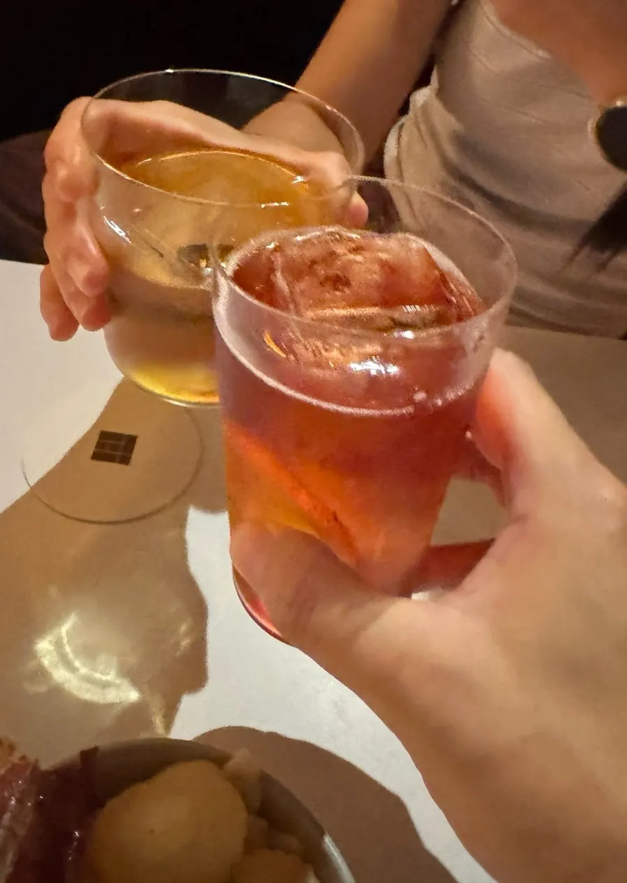 각 서울 아늑한 좌석과 칵테일 잔