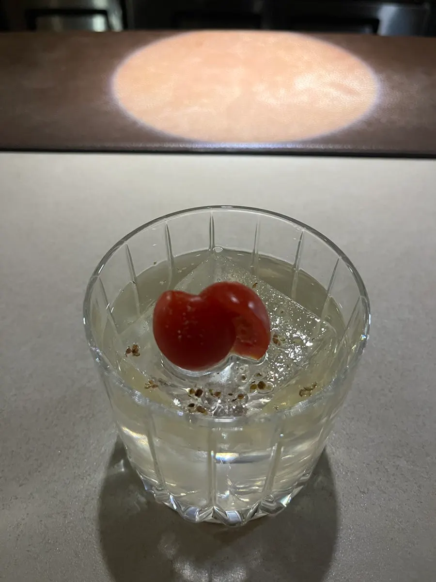 투명한 색의 칵테일 그때의 토마토