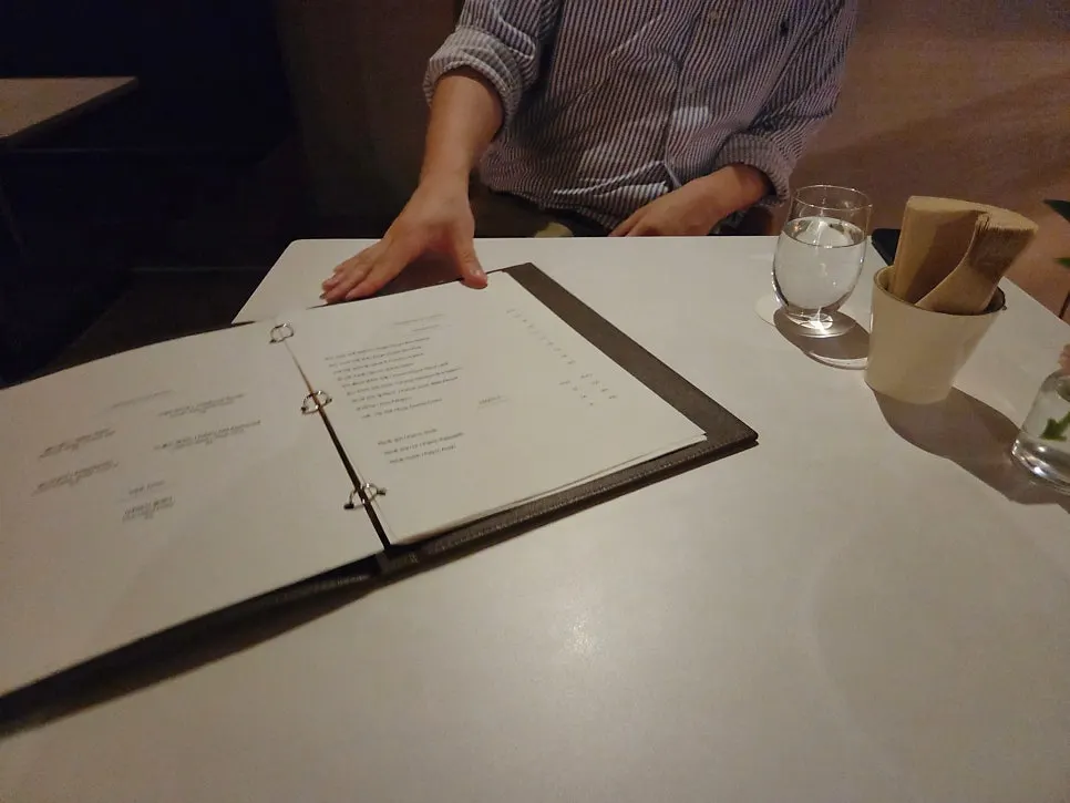 正在調製點餐調酒的吧台
