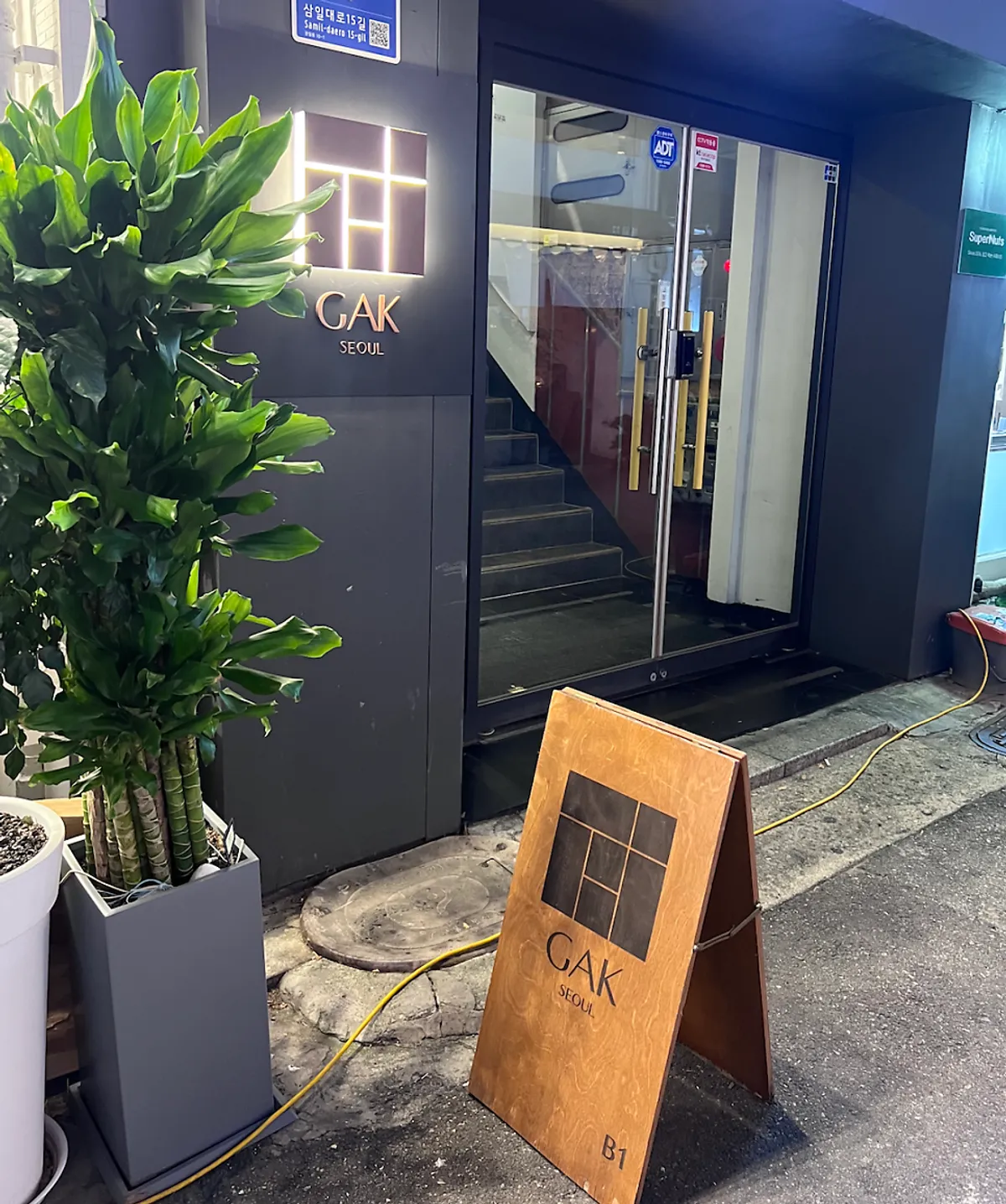 Main photo of Gak Seoul, a cocktail bar near Cheonggyecheon in Jongno