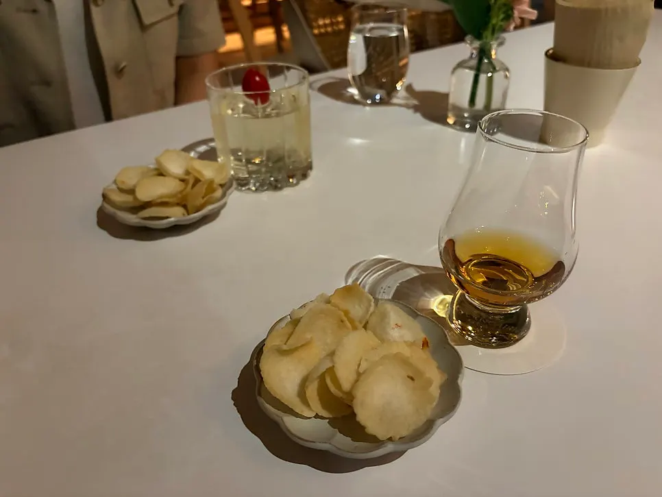 Tomato of That Time and Glenfiddich 15 Year on the bar table