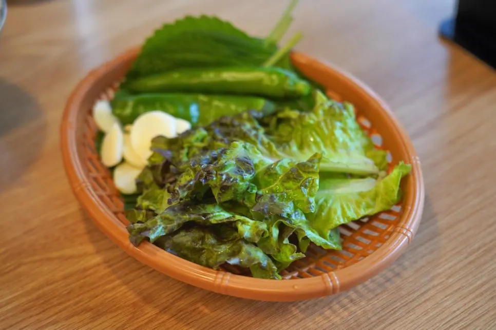 Wrap greens and vegetable side dish spread