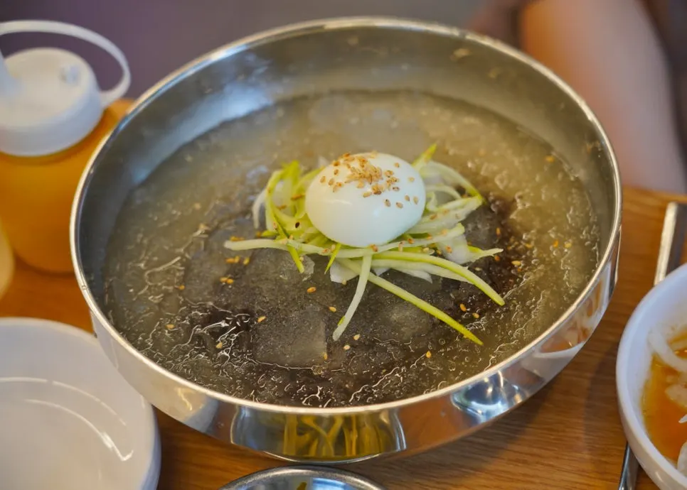 The water naengmyeon that was ordered alongside