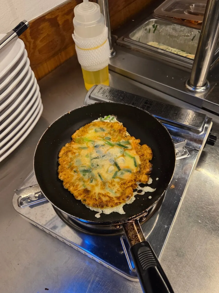 부침개 반죽과 미니 팬이 놓인 전 코너