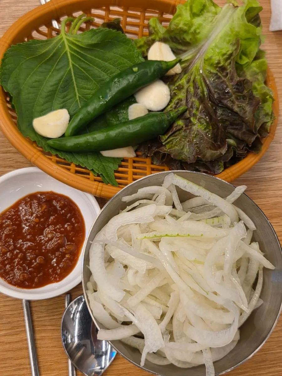 셀프바에서 가져온 반찬 접시