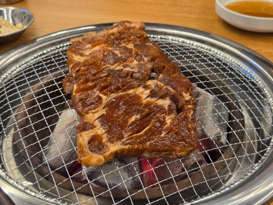 뼈와 함께 말려 나온 양념 돼지갈비 1덩이