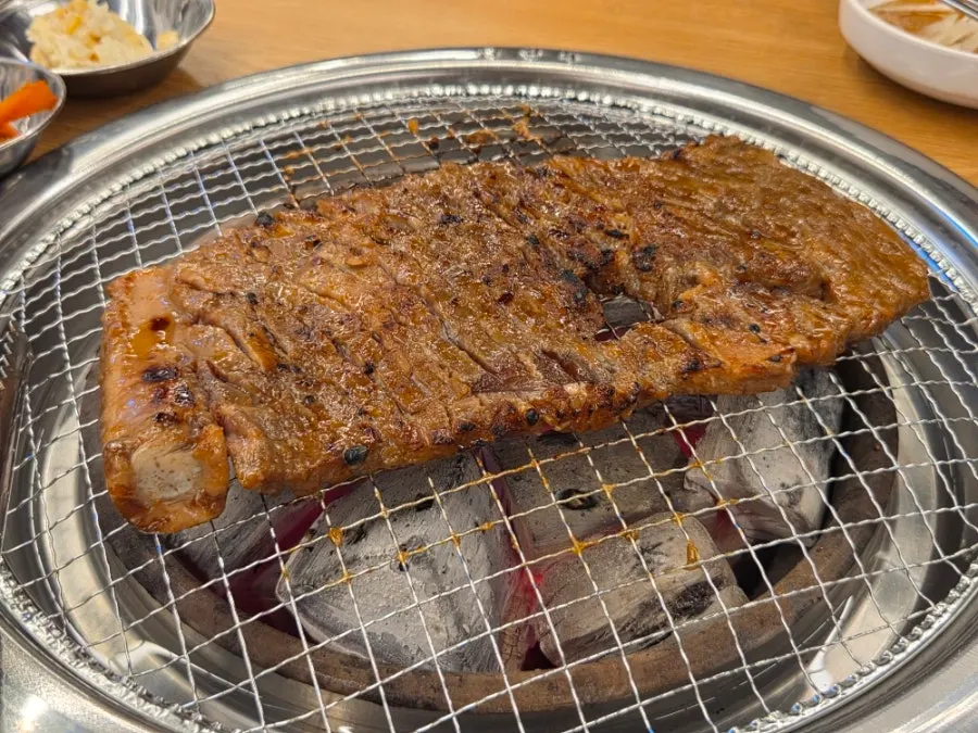 붉은 숯이 담긴 화로와 석쇠
