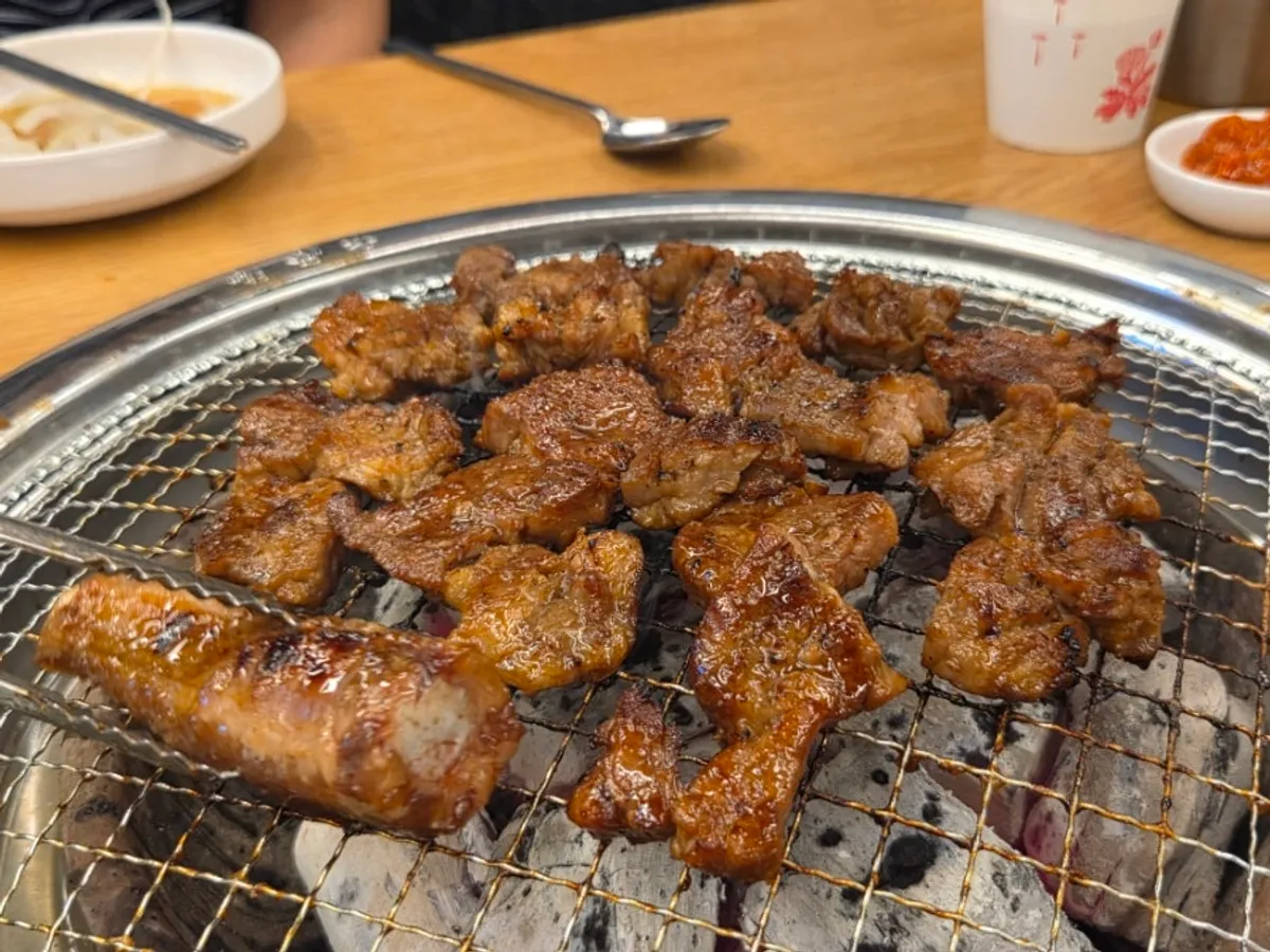 석쇠 위에서 노릇하게 익어가는 양념 돼지갈비