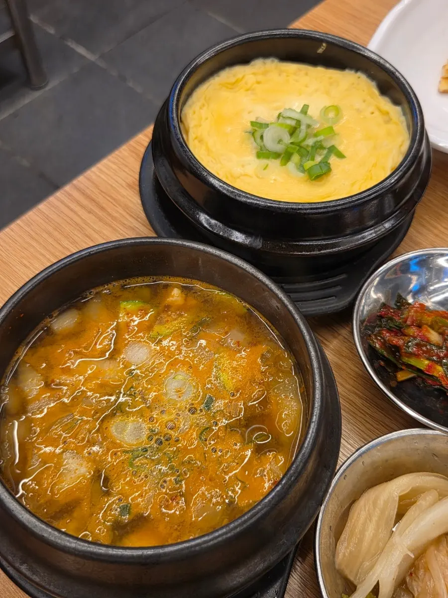 먹기 좋게 잘라 구운 돼지갈비