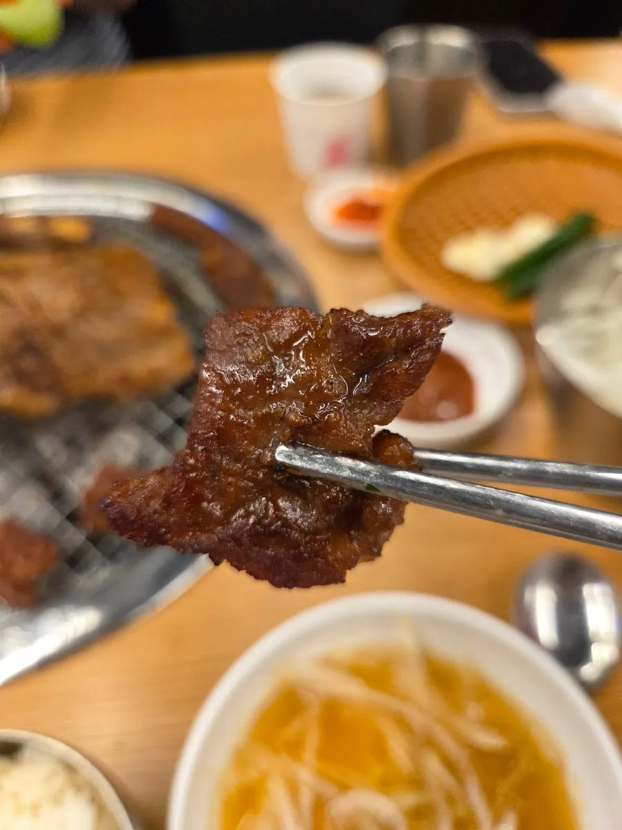 상추에 파김치를 올려 싼 돼지갈비 쌈