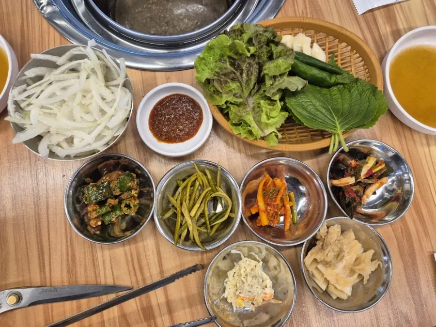 Side dish setup at Galbigumteo Pungmu Station Branch