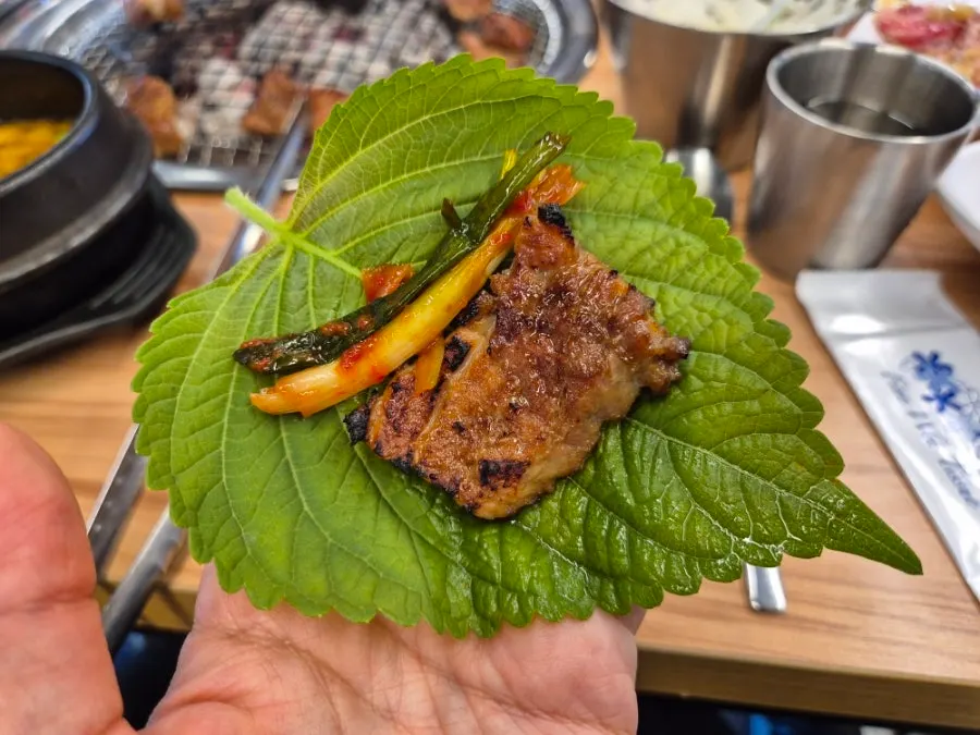 Charcoal-grilled pork ribs wrapped in lettuce