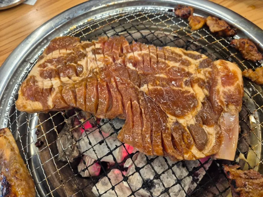 More pork ribs added to the grill after ordering seconds
