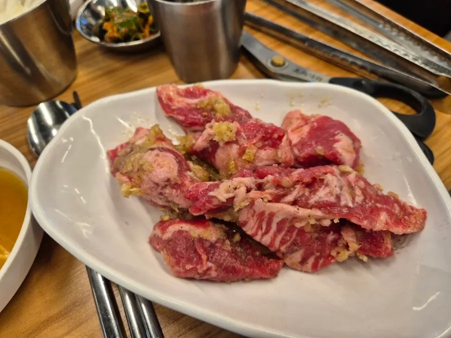 Garlic-marinated beef ribs, 180g, topped with plenty of garlic