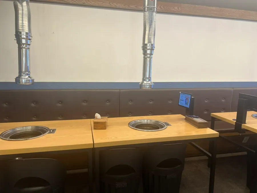 Grill table with ventilation system