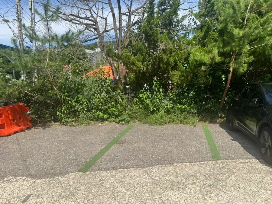 Dedicated parking lot in front of the restaurant