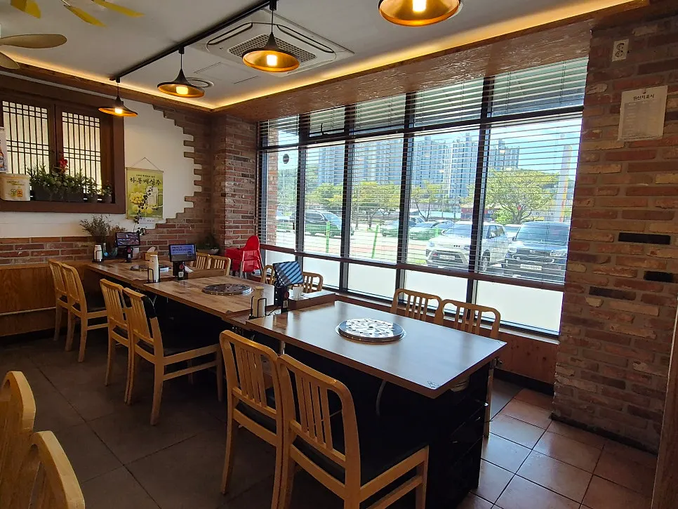 Partitioned group seating area with glass windows