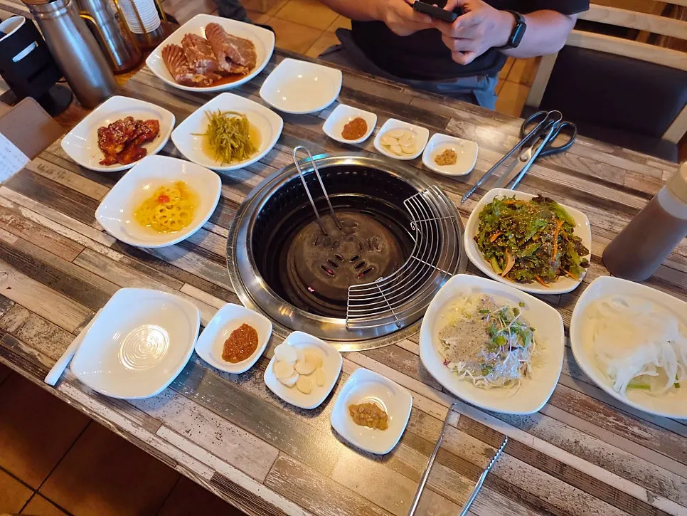 왕돼지 양념갈비 2인분과 육회비빔밥 주문한 테이블