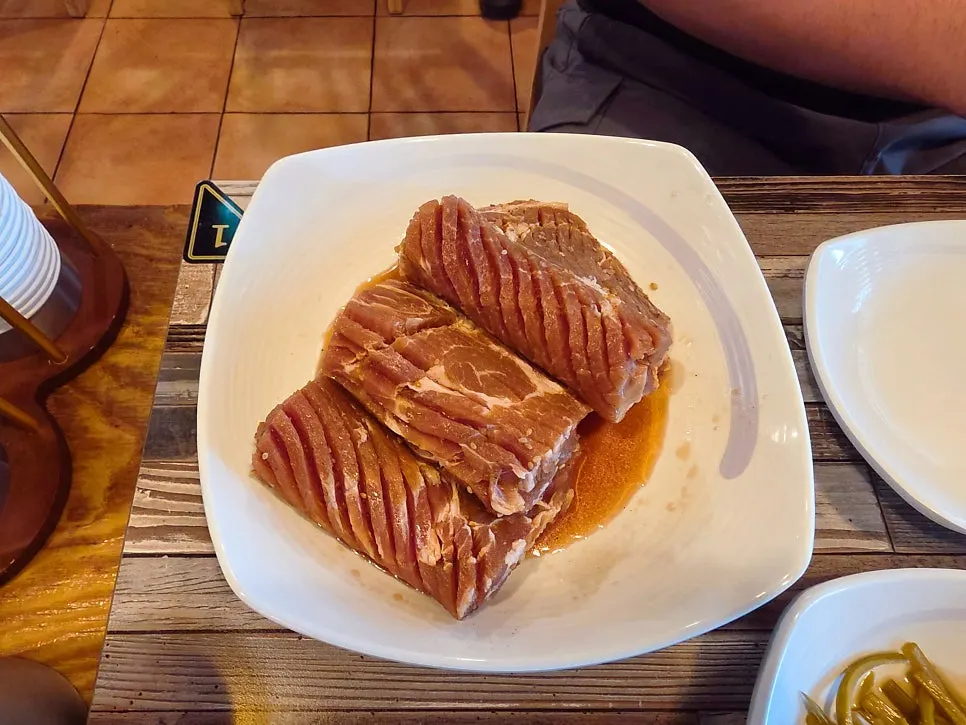 숯불과 함께 차려진 밑반찬 한 상
