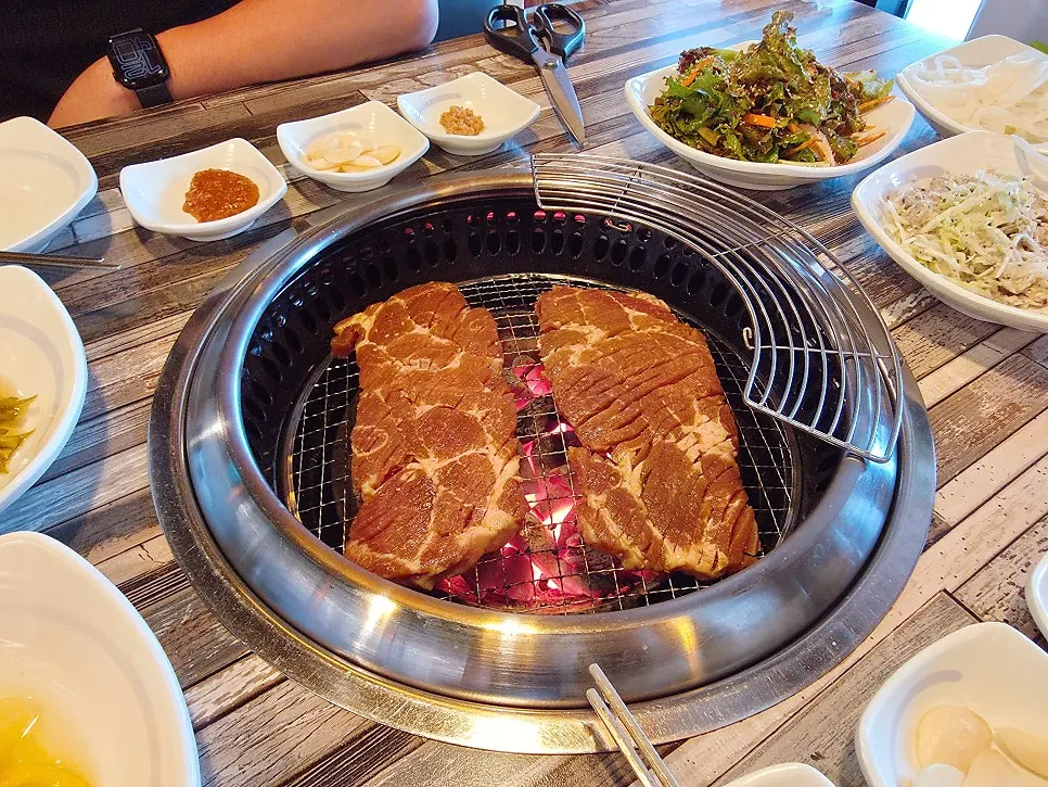숯불 위에서 굽기 시작한 양념갈비