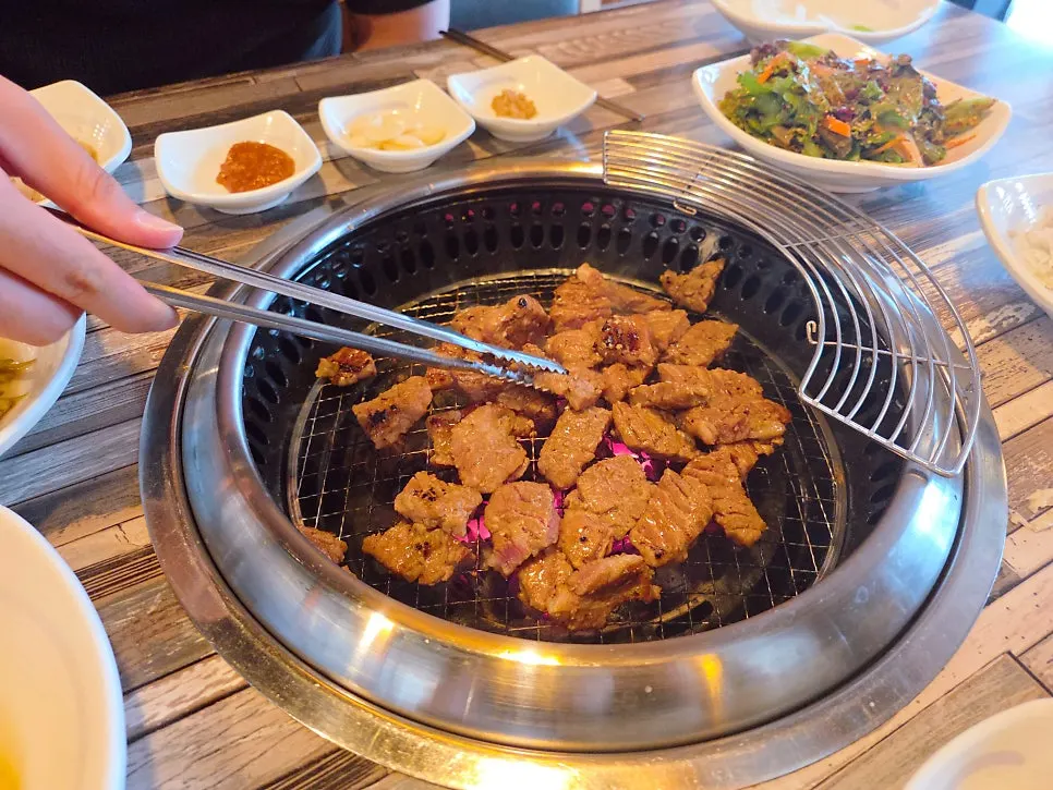 노릇하게 구워지는 왕돼지 양념갈비