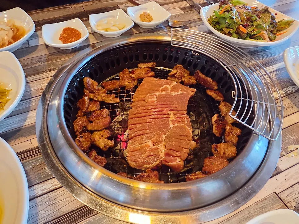 쌈과 곁들임 반찬을 올린 양념갈비 쌈