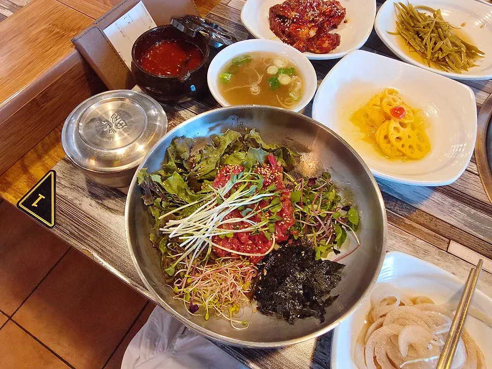 고기와 반찬을 곁들인 식사 장면