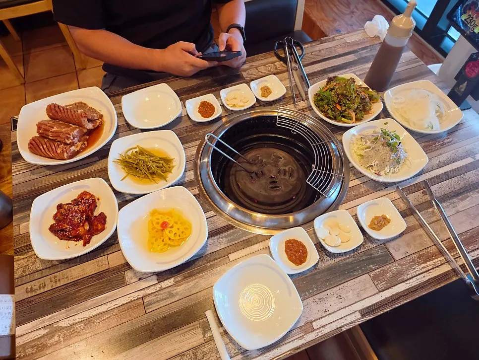 채소와 육회를 올린 육회비빔밥