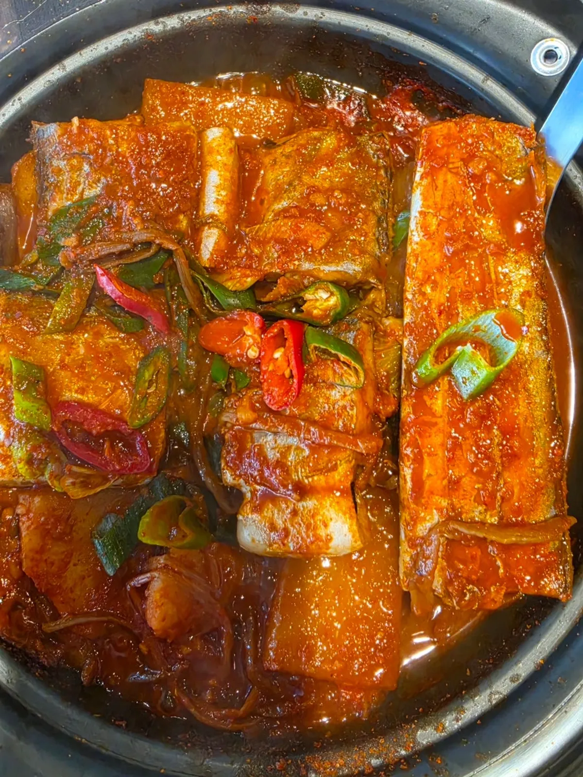 Hot pot full of spicy braised hairtail