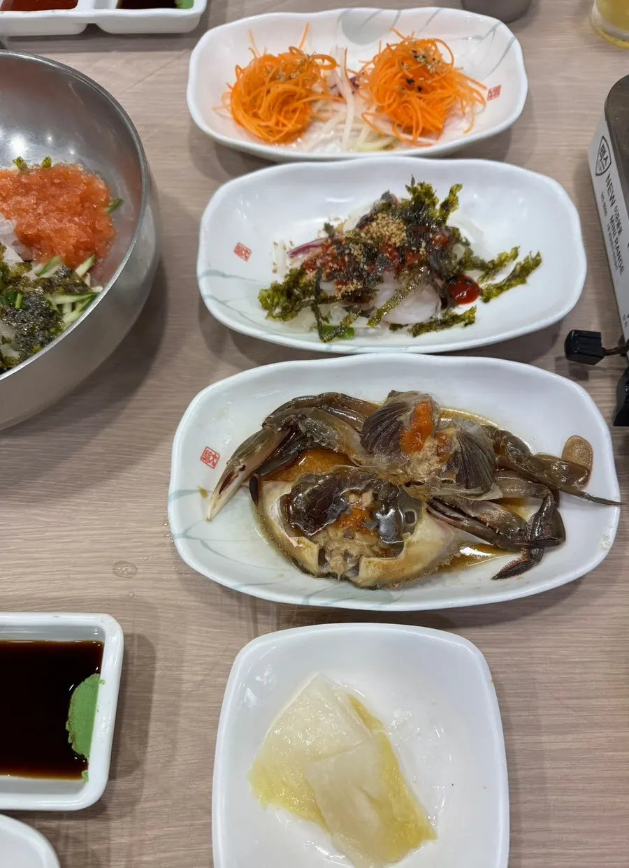 회가 푸짐하게 들어간 물회 한 그릇
