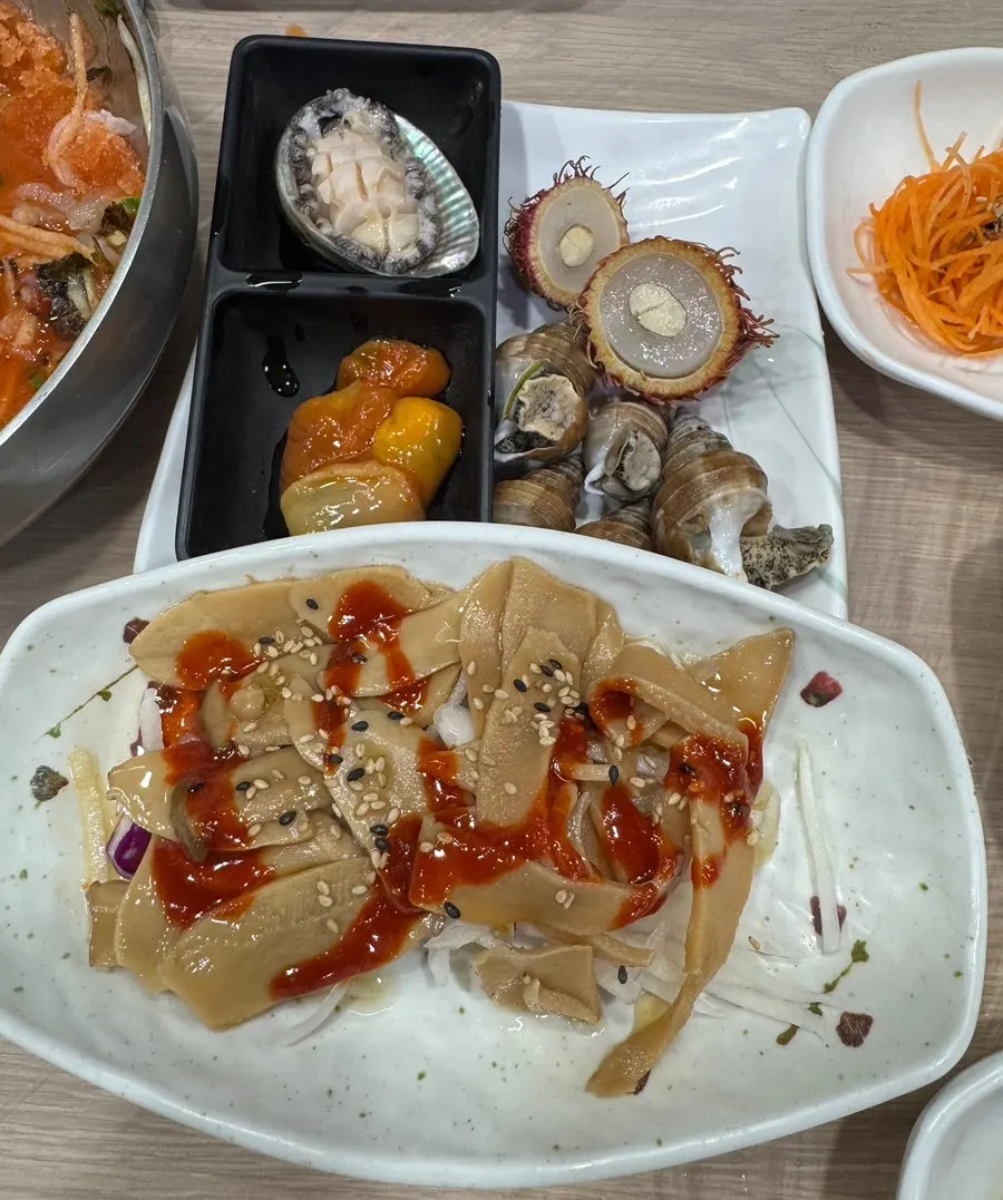추가로 나온 전복과 멍게 해산물