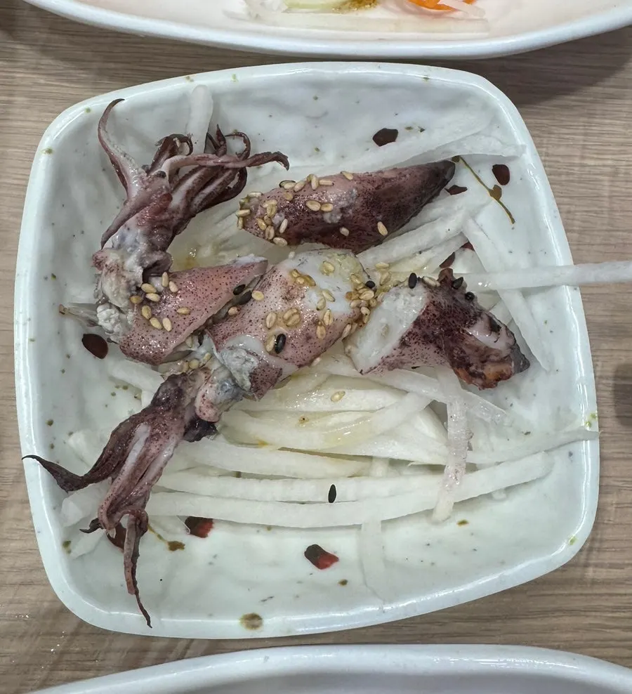 살짝 데쳐 나온 미니 오징어