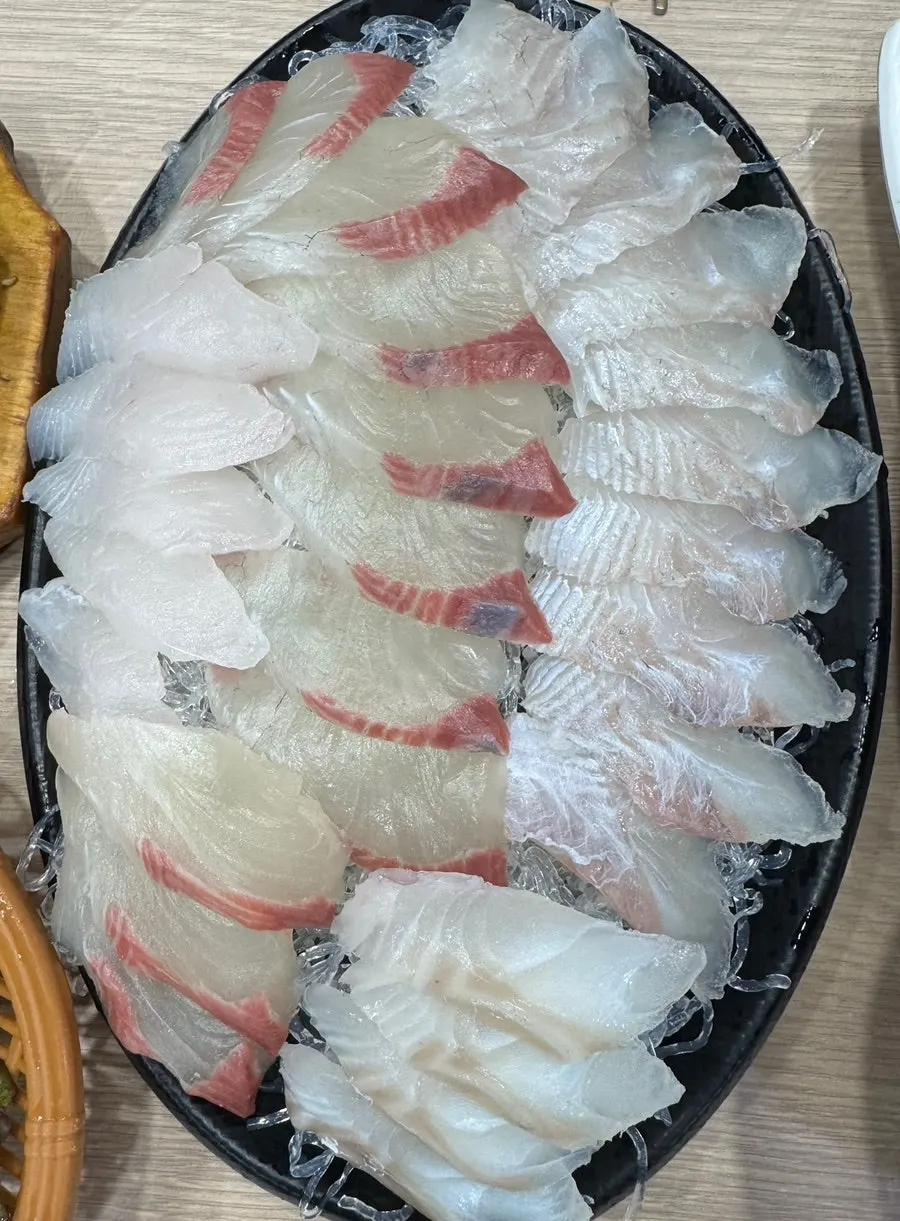 광어와 부시리가 담긴 모듬회 접시