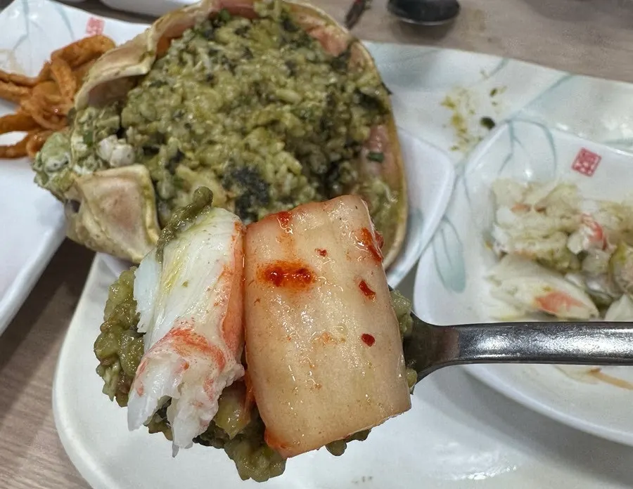 김치를 올려 먹는 게딱지 볶음밥