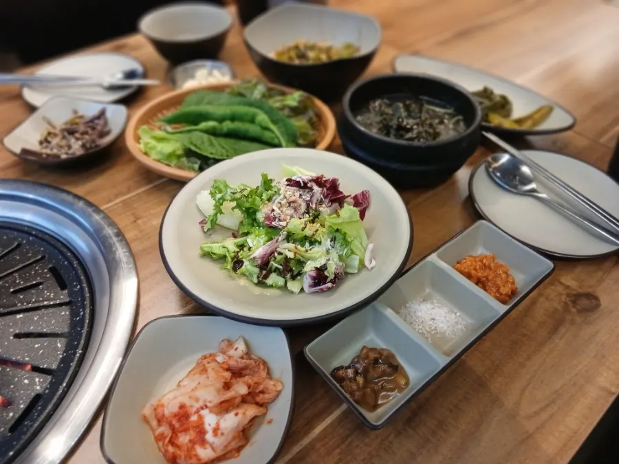 노릇하게 구워진 무뼈 꽃삼겹