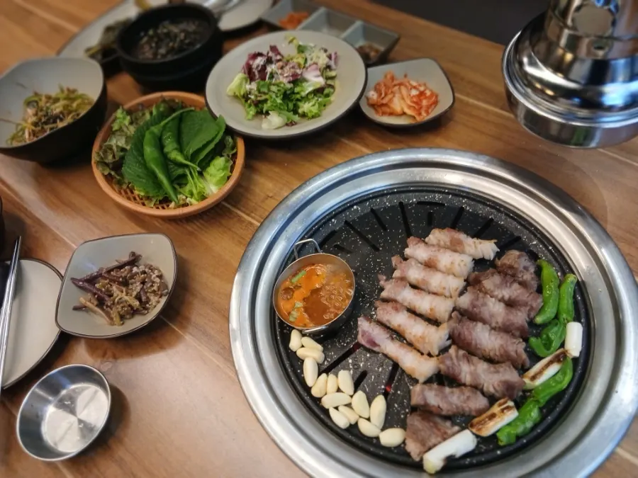 곁들임과 함께 먹는 꽃삼겹 한 점