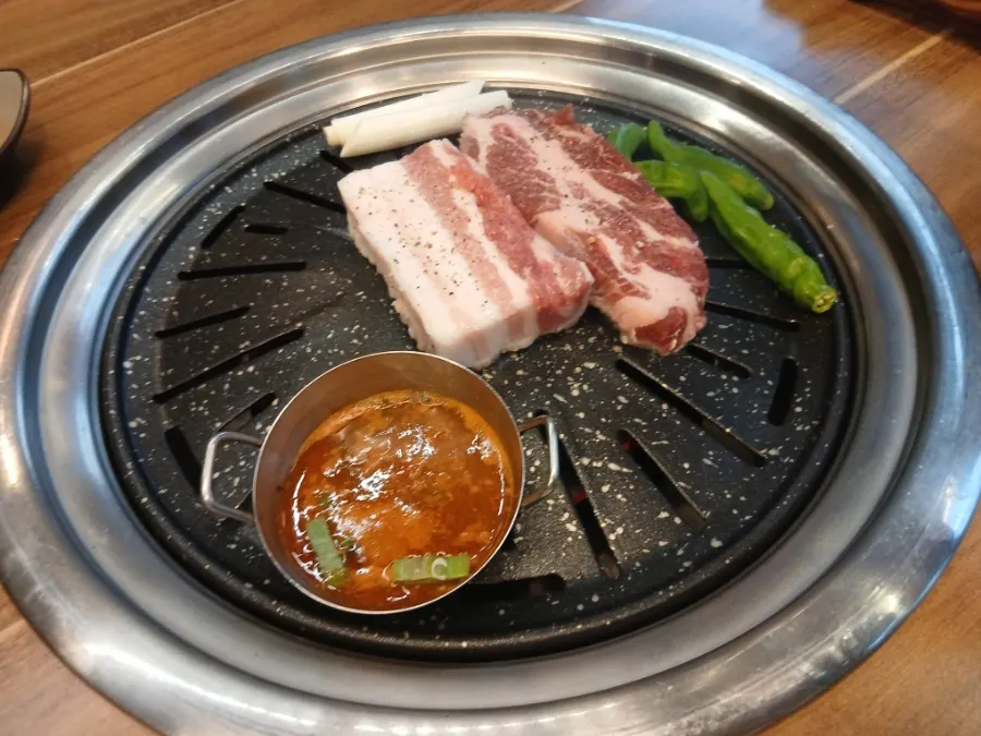 구움색이 오른 삼겹살 가까이 본 모습
