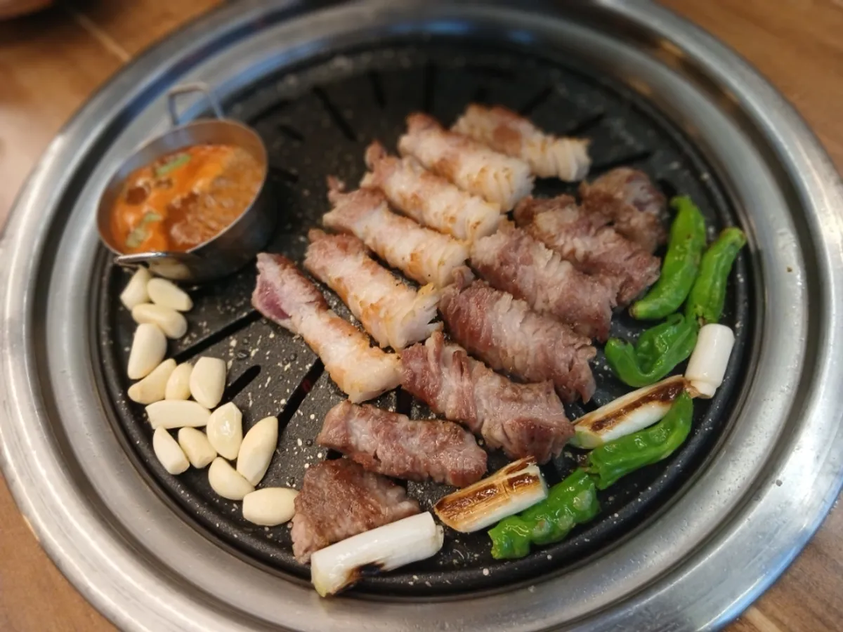이베리코 꽃목살과 꽃삼겹을 함께 담은 불판