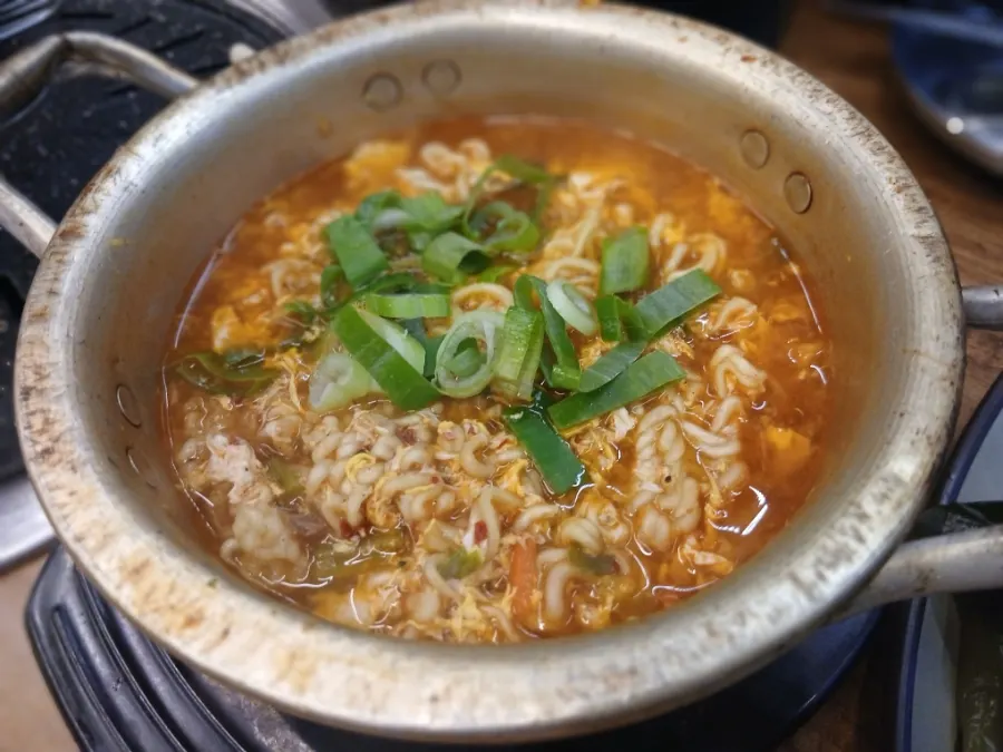 해장라면 면을 덜어 담은 그릇