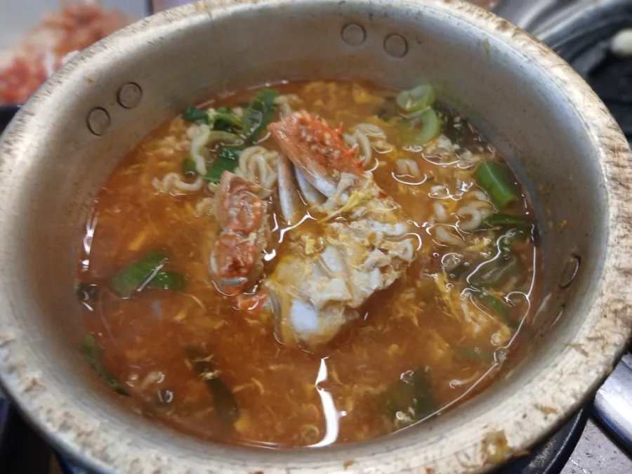 식사를 마친 길돈 테이블