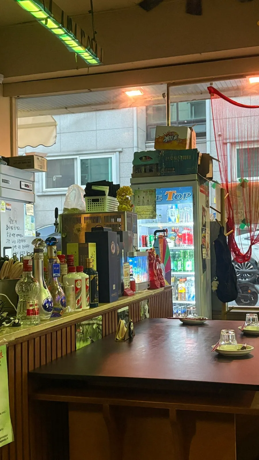 중국풍 잡지와 포스터가 있는 매장