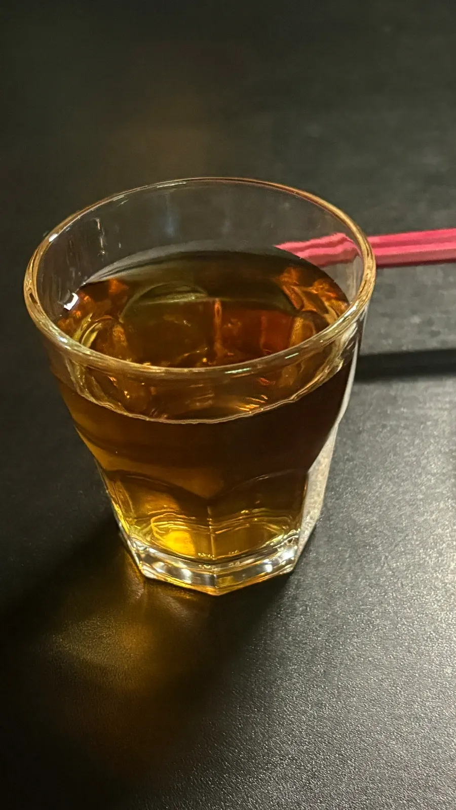 주문 메뉴와 병콜라가 놓인 테이블