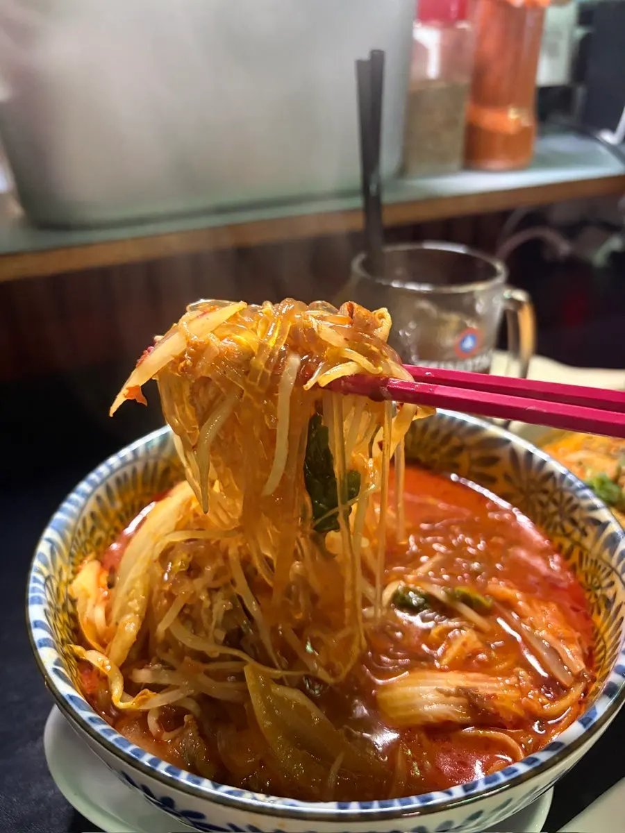 쏸라펀 당면국물요리와 토핑