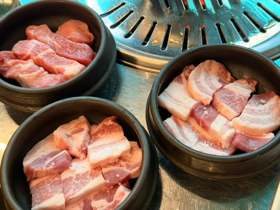 Meat and table setting at Gamgol Yeontanjip Gayang Station Branch