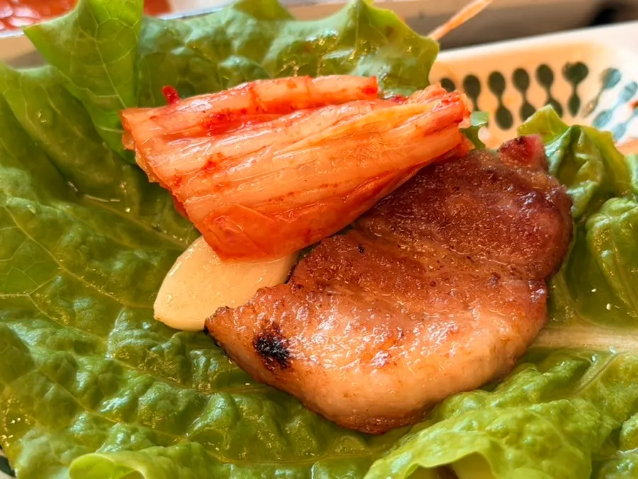 Charcoal-grilled pork belly wrapped in lettuce