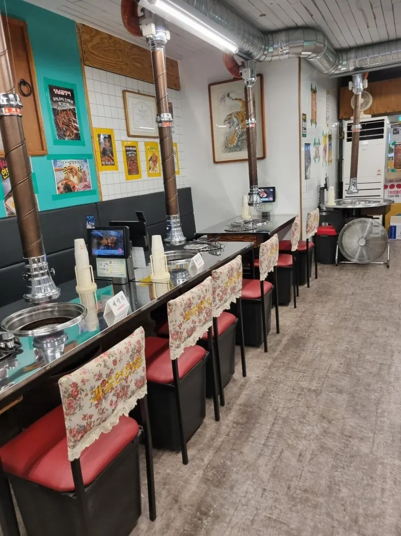 Retro-style interior of Gamgol Yeontanjip Mokdong