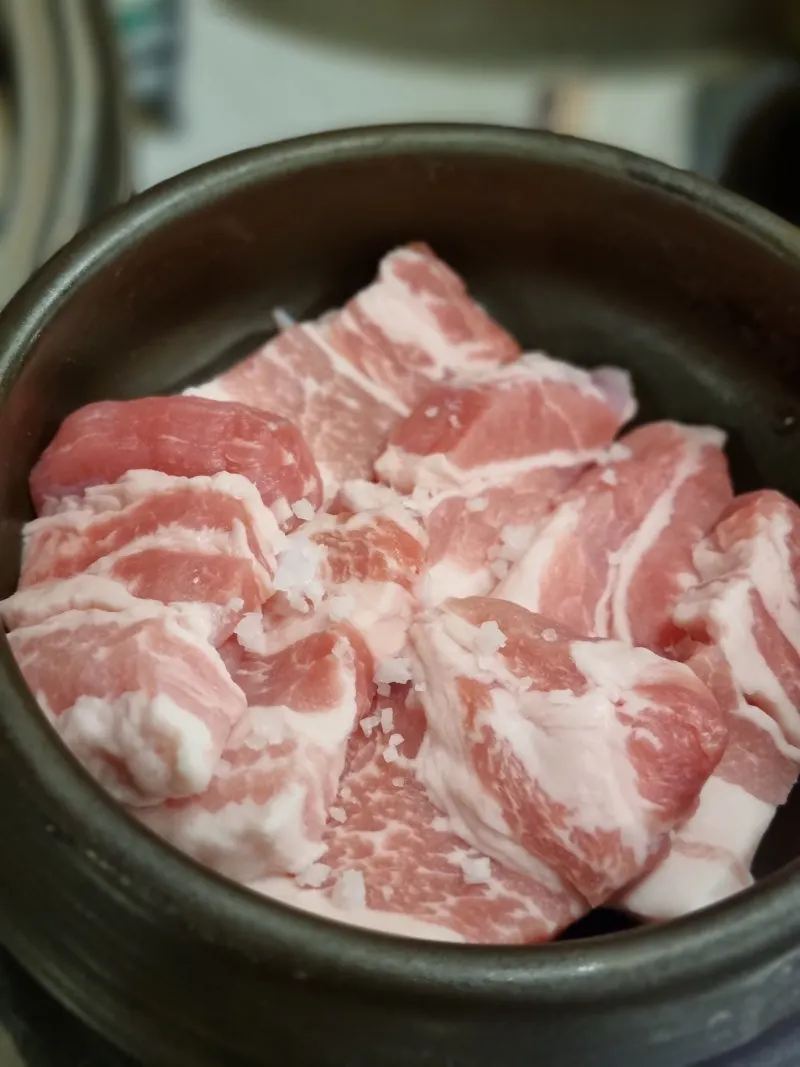 Seolhwa kkodeulsal cooking over charcoal