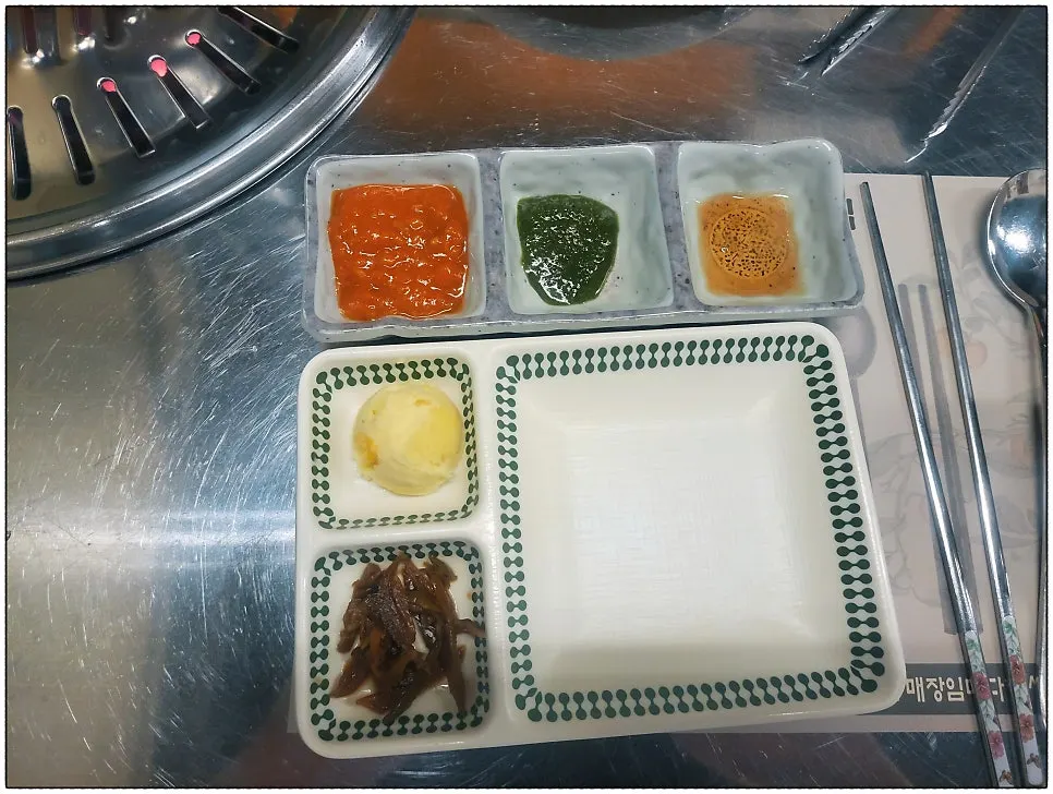 밑반찬과 함께 차려진 테이블